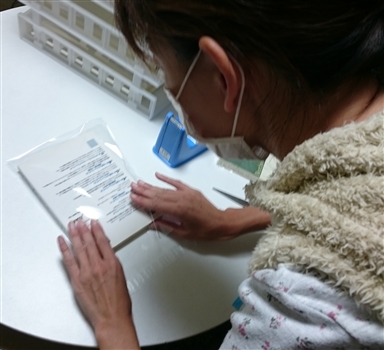 商品の検品作業を行うスタッフ